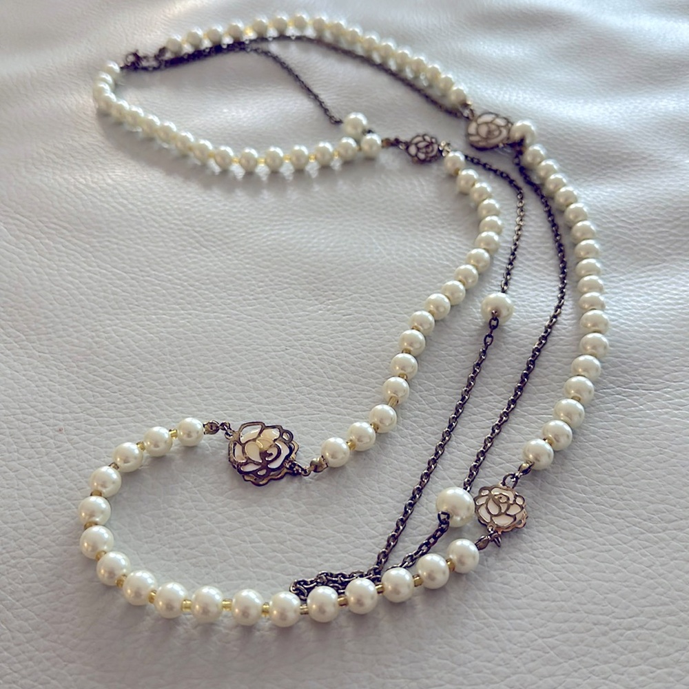 Maximalism Fashion Double stranded simulation pearls long chains.